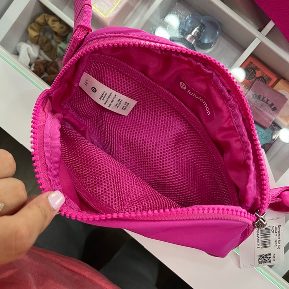Sonic pink lululemon belt bag - Picture 2 of 4